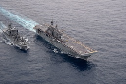 USS America conducts RAS with JS Hamana