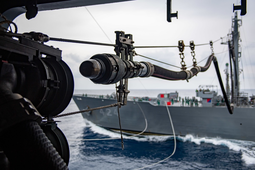 USS America conducts RAS with JS Hamana