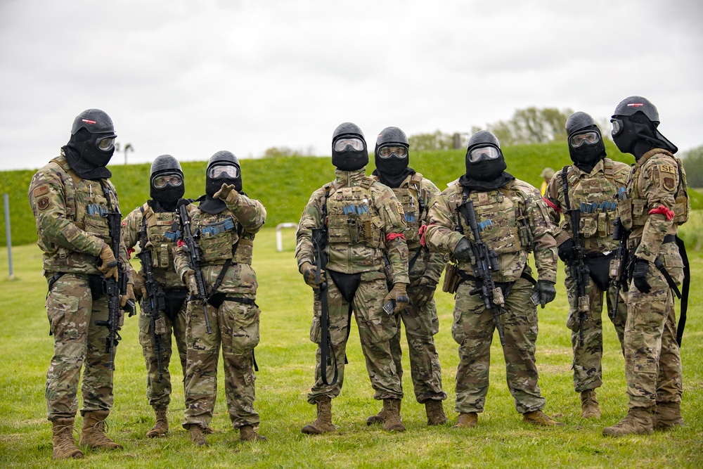 422, 423 SFS come together for Force on Force training