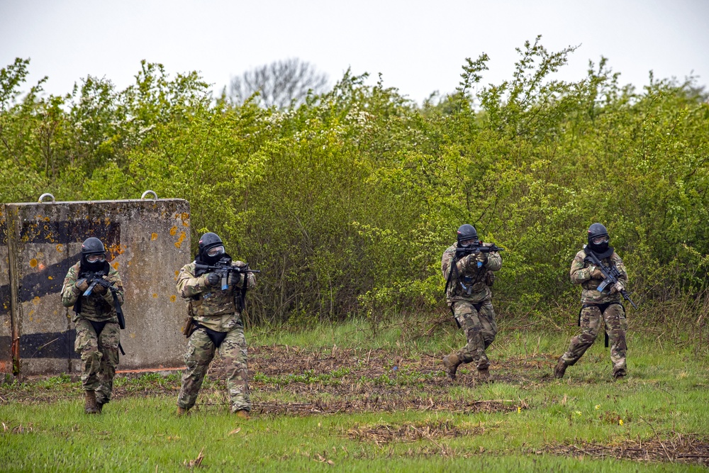 422, 423 SFS come together for Force on Force training