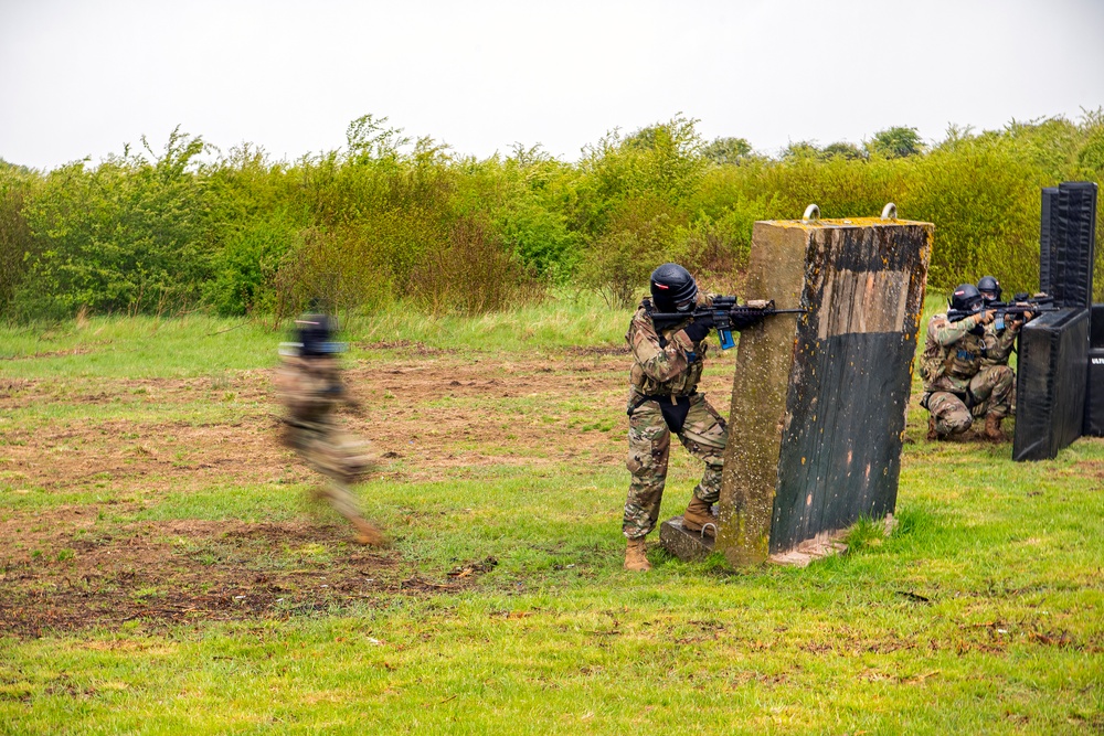 422, 423 SFS come together for Force on Force training