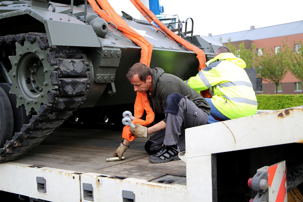 M24 &quot;Chaffee&quot; Tank Installation