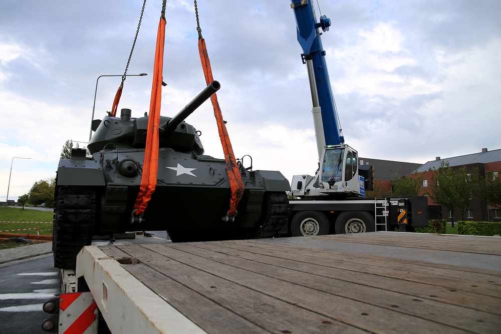 M24 &quot;Chaffee&quot; Tank Installation