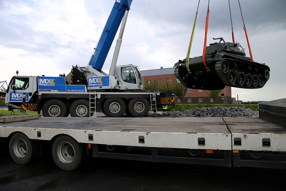 M24 &quot;Chaffee&quot; Tank Installation