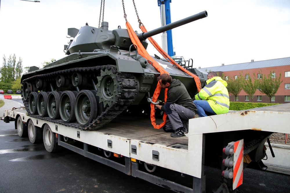 M24 &quot;Chaffee&quot; Tank Installation