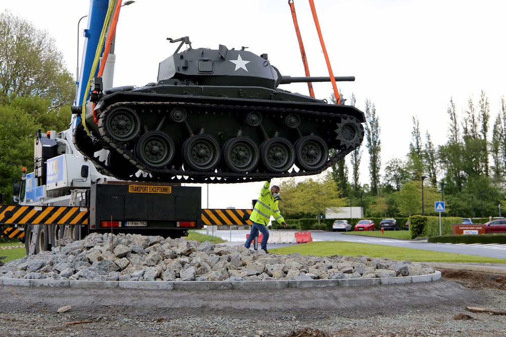 M24 &quot;Chaffee&quot; Tank Installation