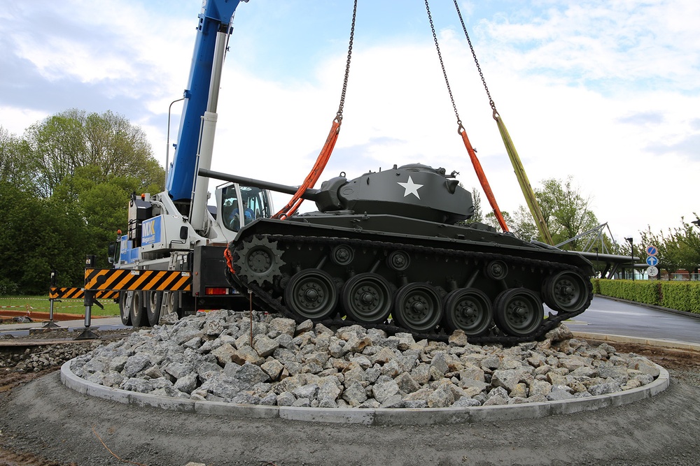 M24 &quot;Chaffee&quot; Tank Installation