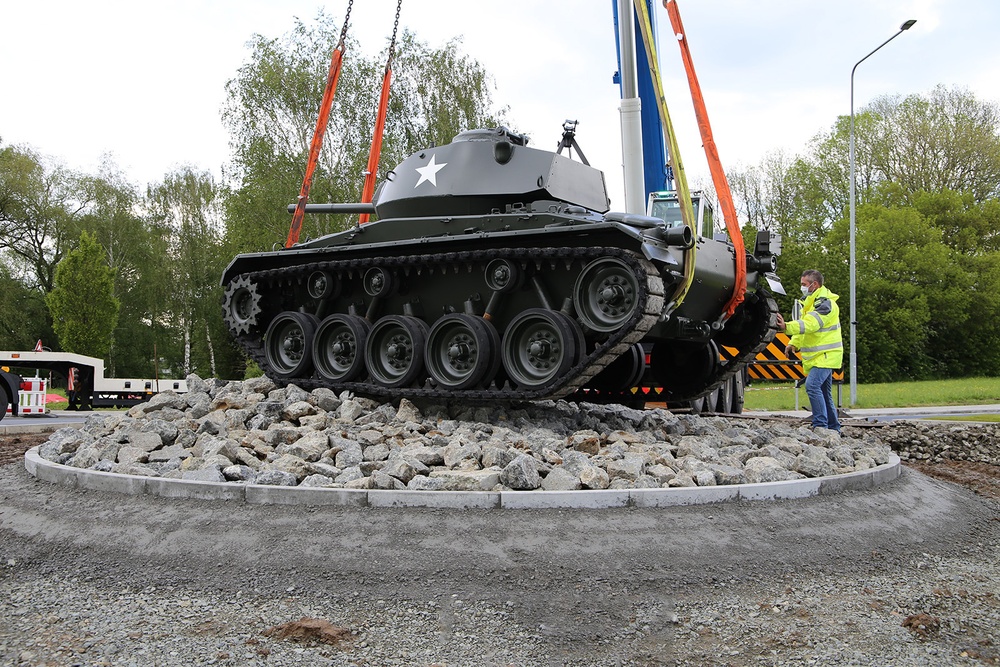 M24 &quot;Chaffee&quot; Tank Installation