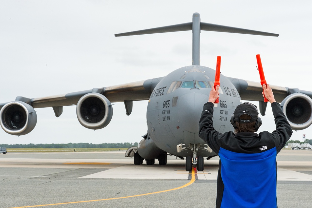 436th MXG commander receives C-17 final flight