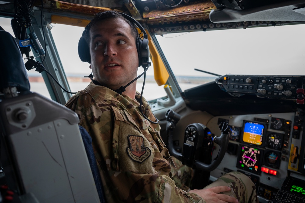 Mobility Guardian 21: Stratotanker conducts hot pit refueling