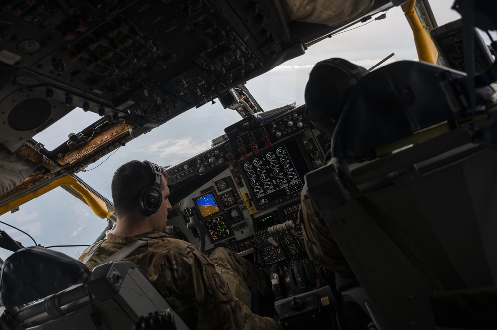 Mobility Guardian 21: Stratotanker conducts hot pit refueling