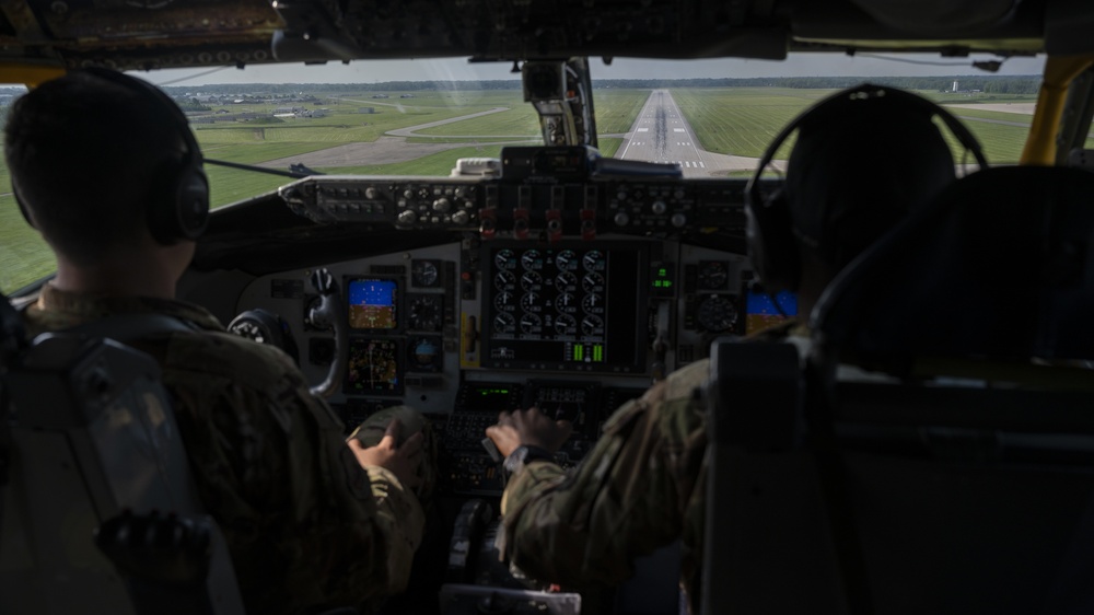 Mobility Guardian 21: Stratotanker conducts hot pit refueling