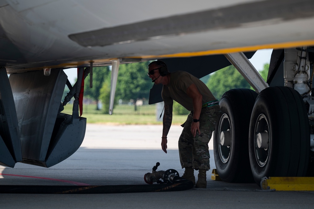 Mobility Guardian 21: Stratotanker conducts hot pit refueling