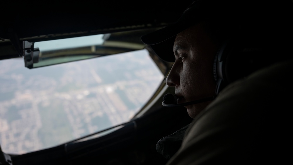 Mobility Guardian 21: Stratotanker conducts hot pit refueling