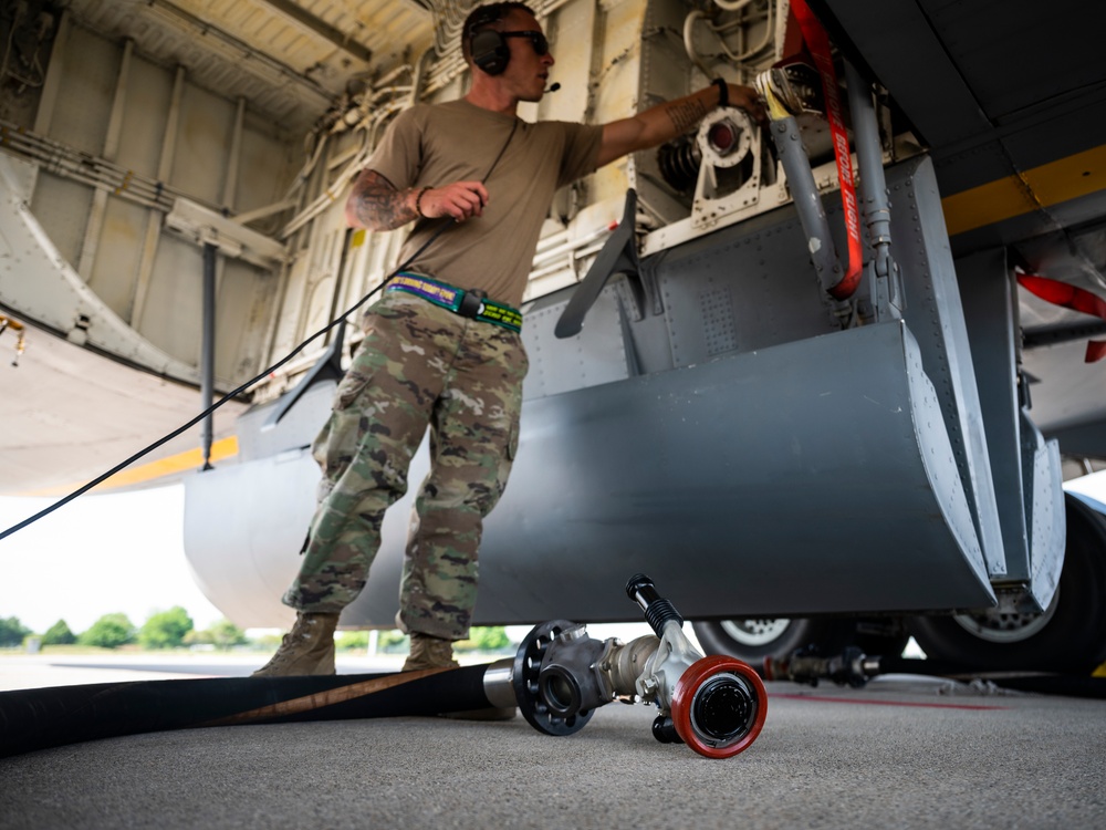 Mobility Guardian 21: Stratotanker conducts hot pit refueling
