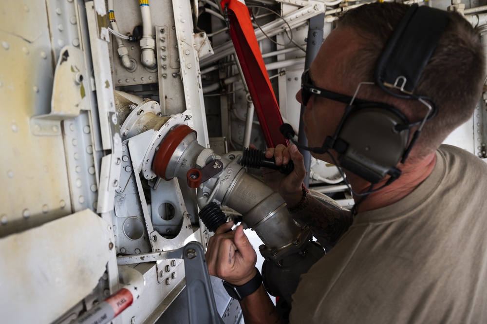 Mobility Guardian 21: Stratotanker conducts hot pit refueling