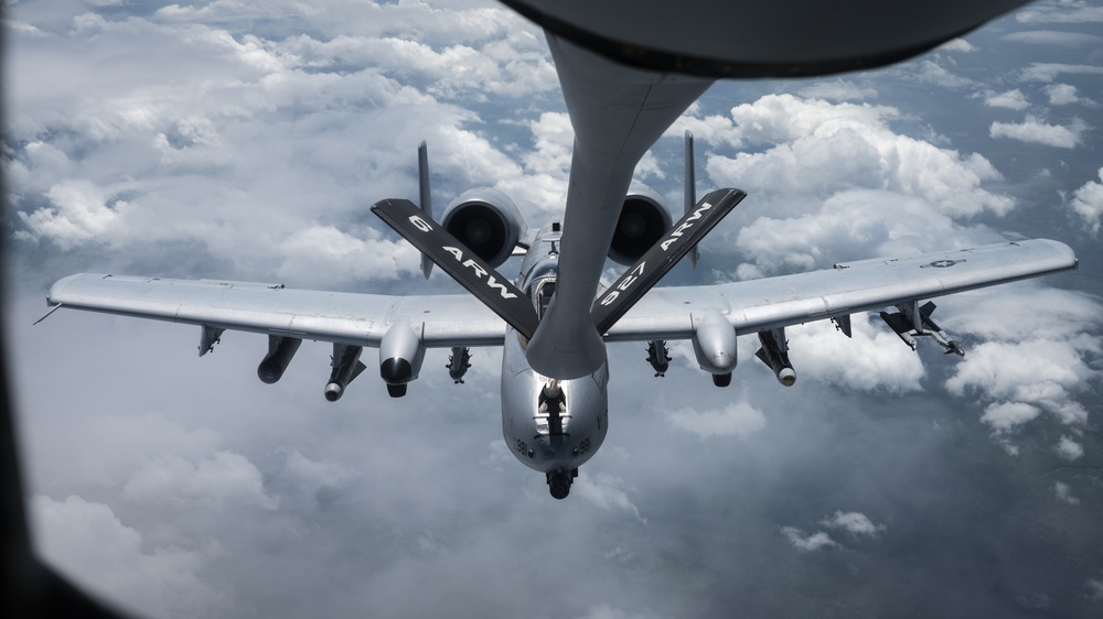 Mobility Guardian 21: Stratotanker conducts hot pit refueling