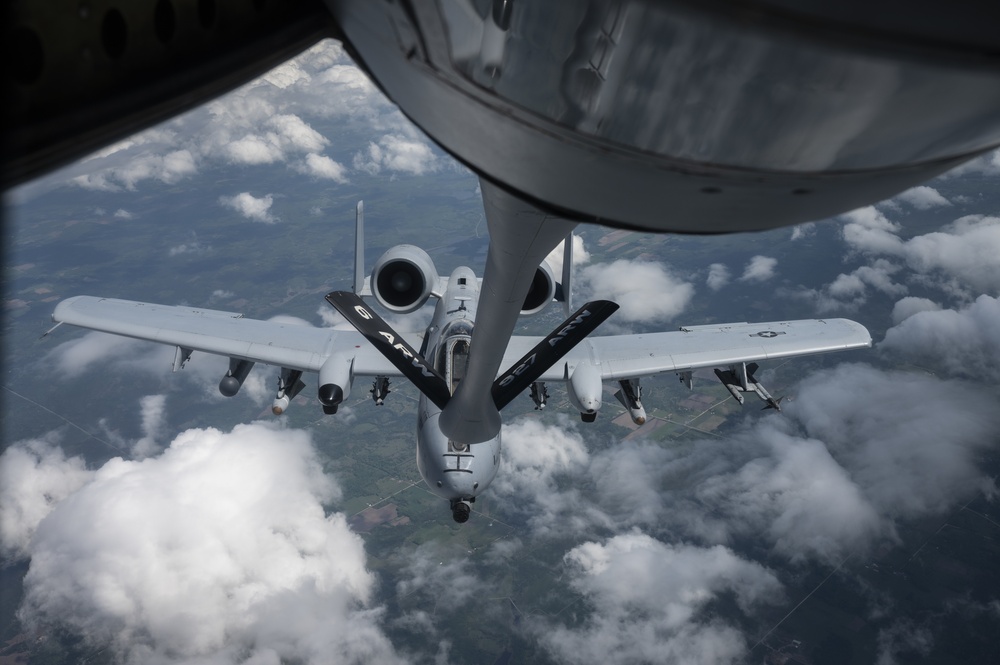 Mobility Guardian 21: Stratotanker conducts hot pit refueling