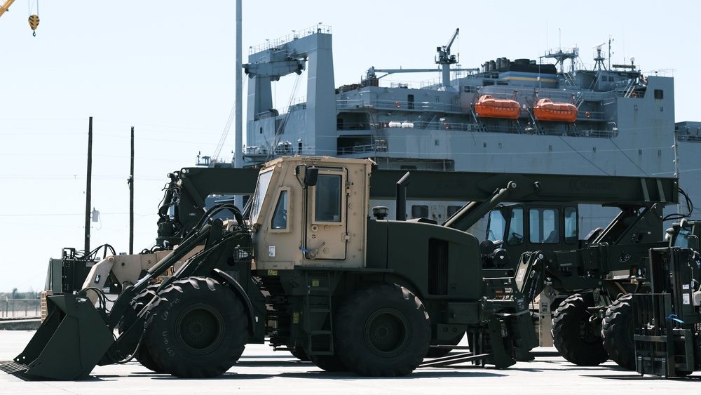 Prepositioned stock arrives on USNS Soderman for servicing in South Carolina