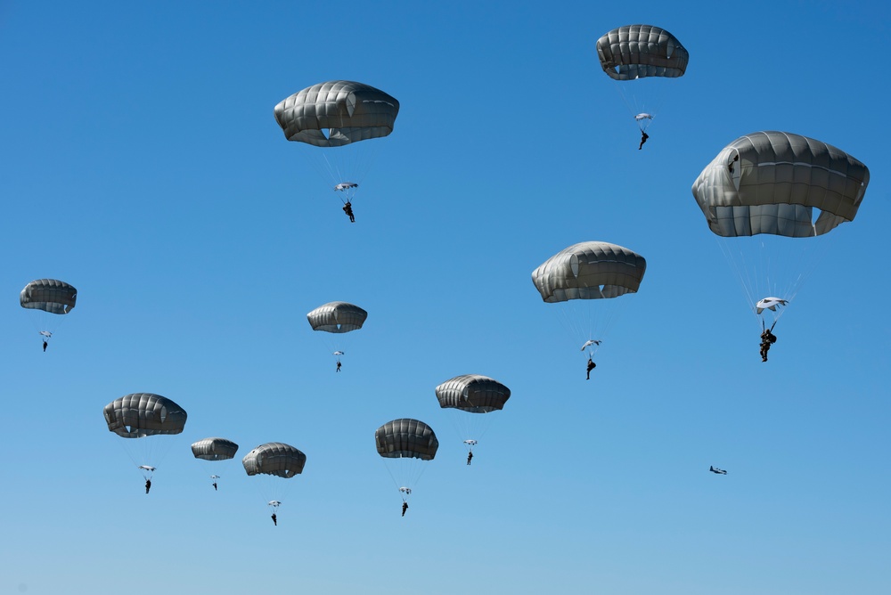 DVIDS - Images - Airmen, Marines, Soldiers conduct joint airborne ...