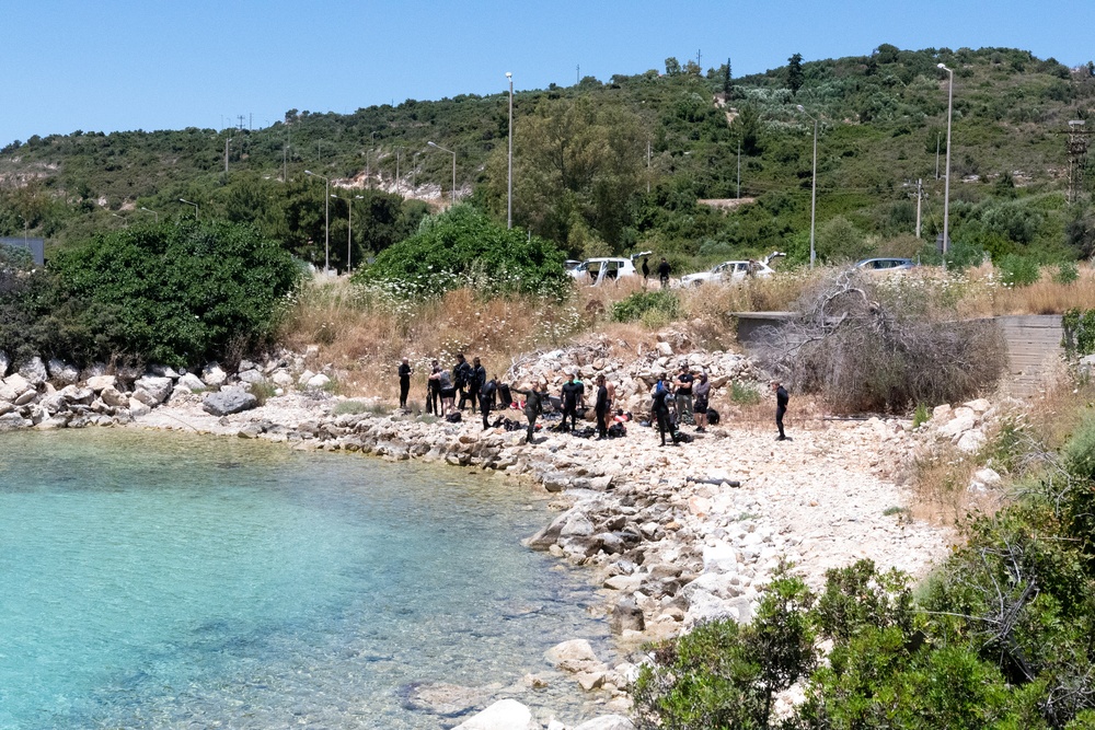 U.S. Navy and Air Force SOF perform joint dive training