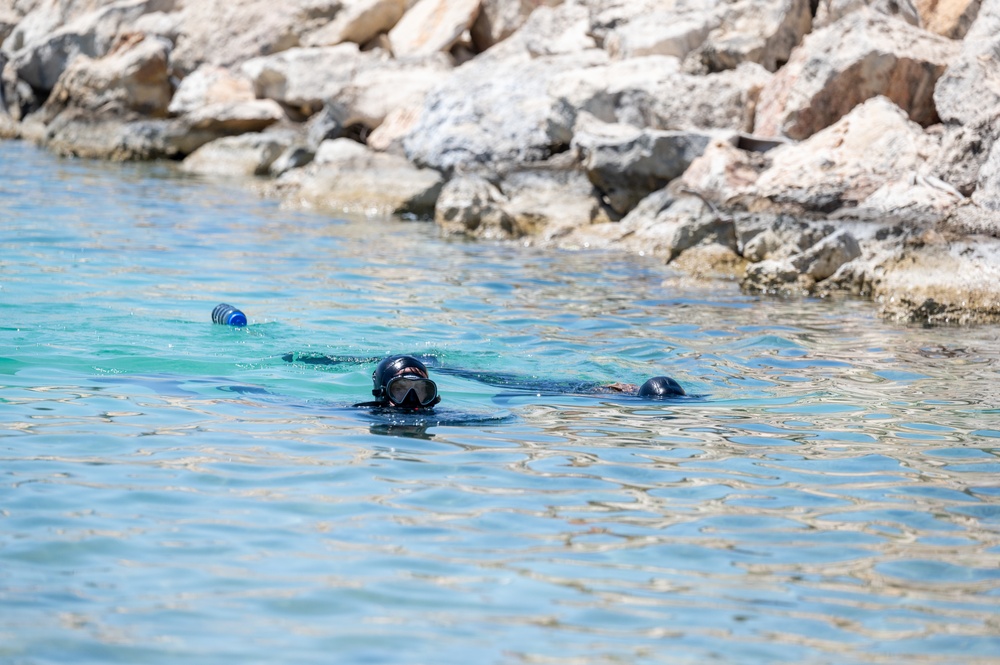 U.S. Navy and Air Force SOF perform joint dive training