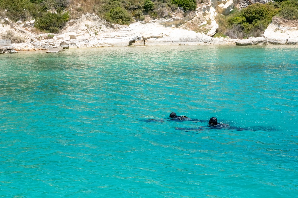 U.S. Navy and Air Force SOF perform joint dive training