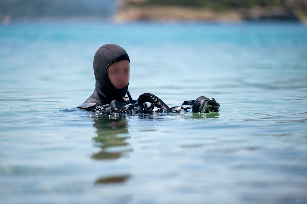 U.S. Navy and Air Force SOF perform joint dive training