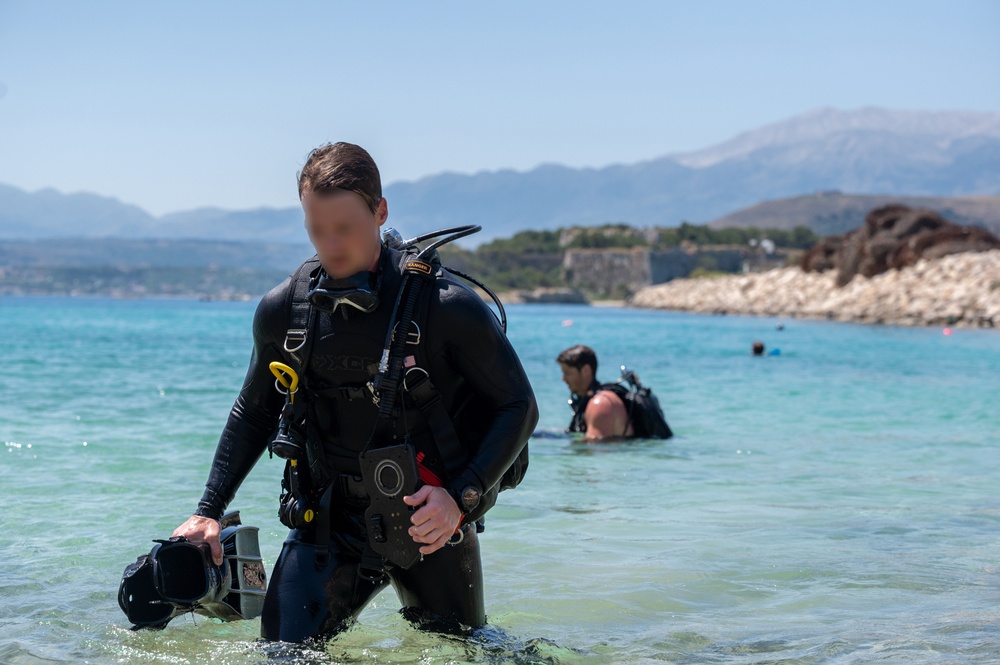 U.S. Navy and Air Force SOF perform joint dive training