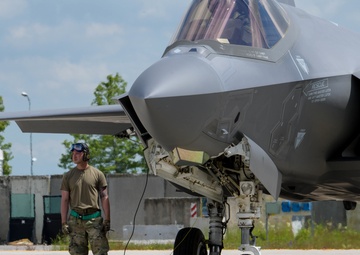 Italian F-35s train at Aviano, strengthening partnerships