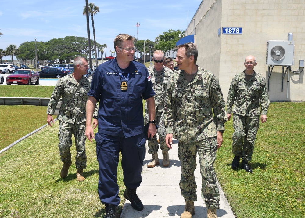 COMUSNAVSO/COMFOURTHFLT Meets Leadership of HMS Medway