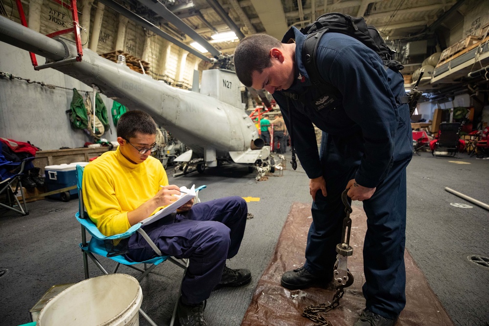 USS Sioux City Sailors Perform Maintenance on Tie-Down Chains