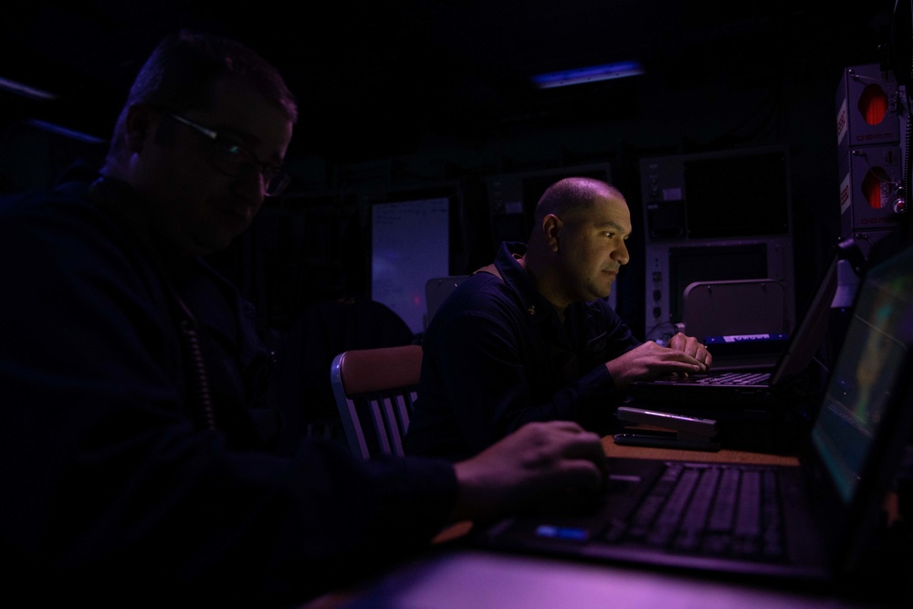 USS Sioux City Sailors Conduct Operations in the Mission Control Center