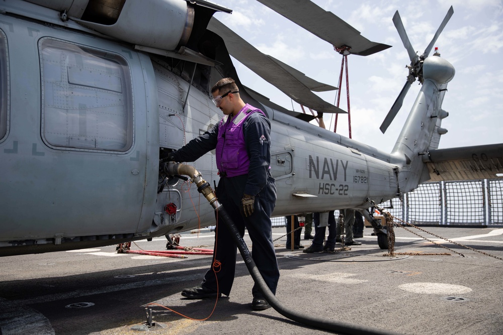 USS Sioux City Sailor Conducts a Cold Refueling on an MH-60S Sea Hawk Helicopter