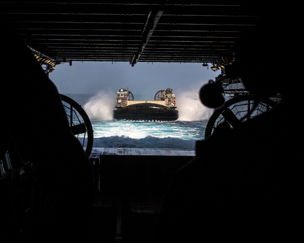 USS Essex (LHD 2) conduct LCACs operations