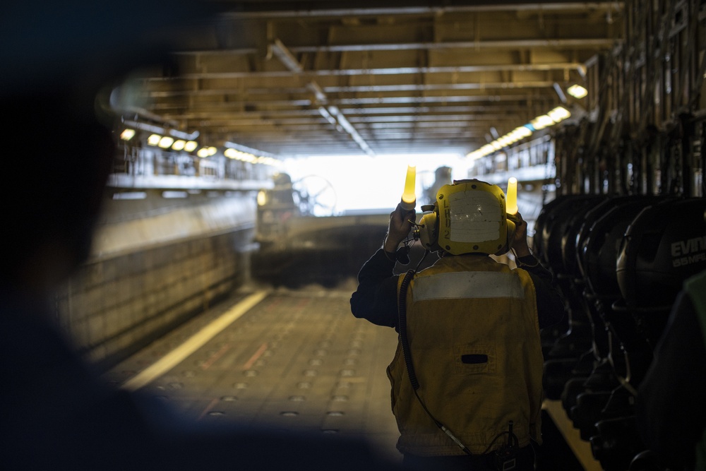 USS Essex (LHD 2) conduct LCACs operations