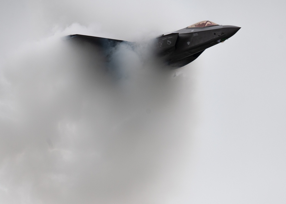 F-35 Demo Team shows appreciation for Oklahoma maintainers