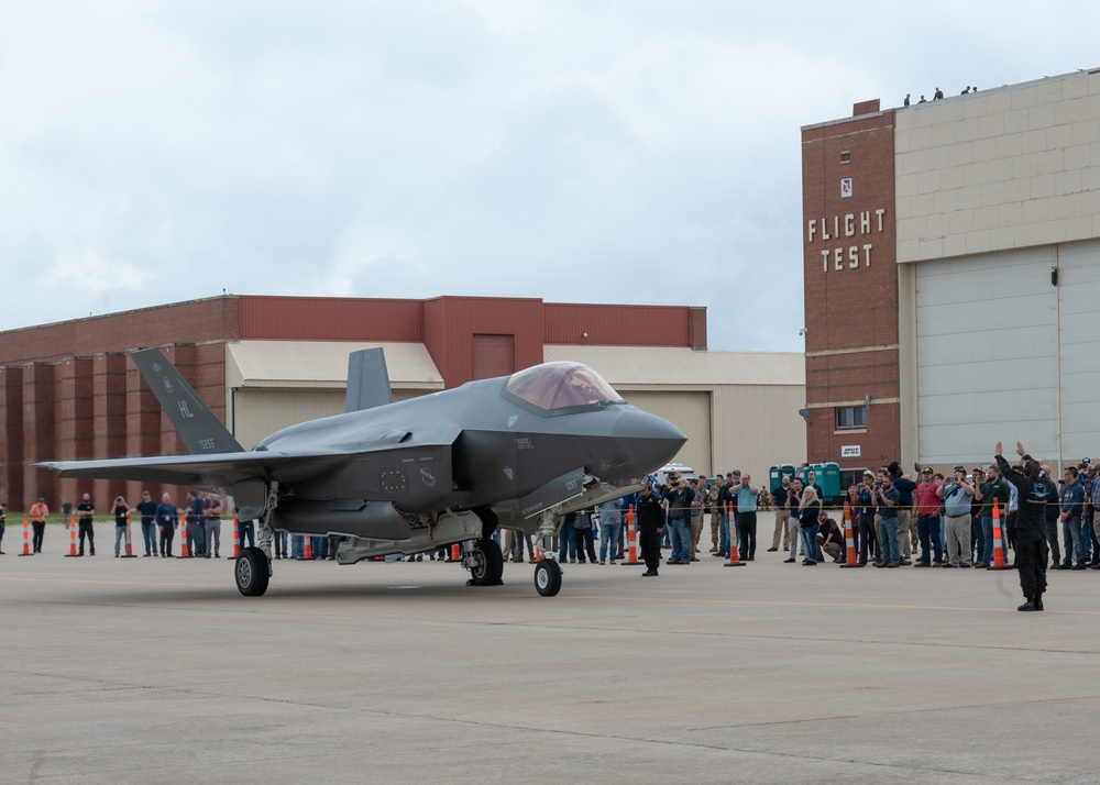 F-35 Demo Team shows appreciation for Oklahoma maintainers