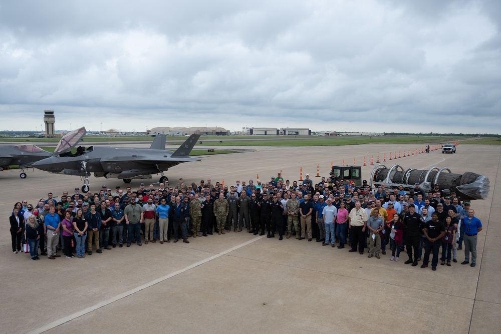 F-35 Demo Team shows appreciation for Oklahoma maintainers