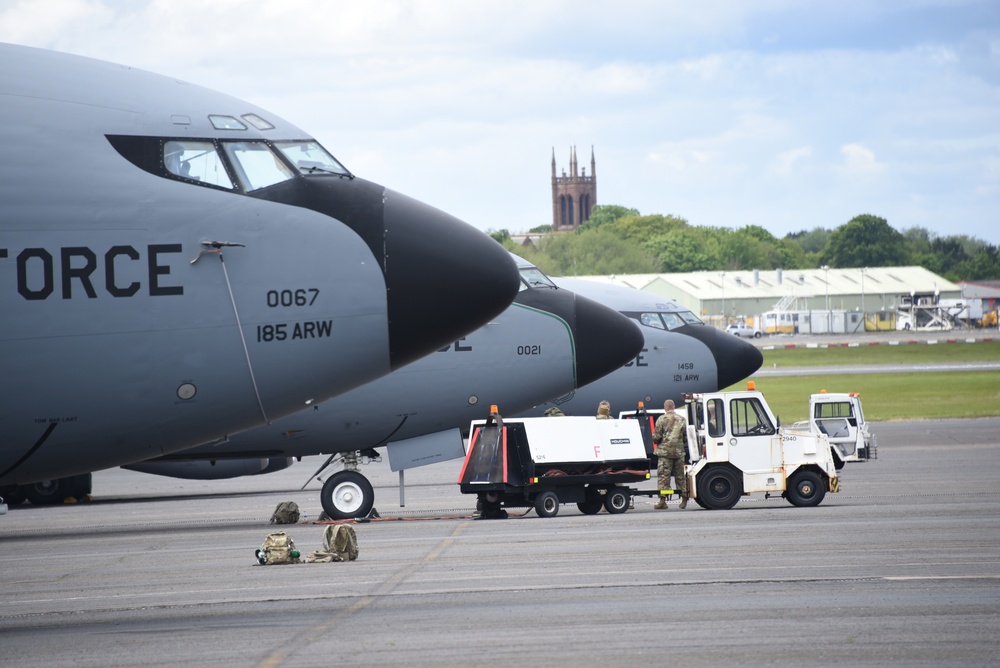 Maine ANG Airmen prepare KC-135 for flight