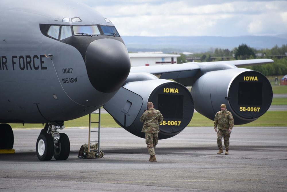 Maine ANG Airmen prepare Iowa KC-135 for flight