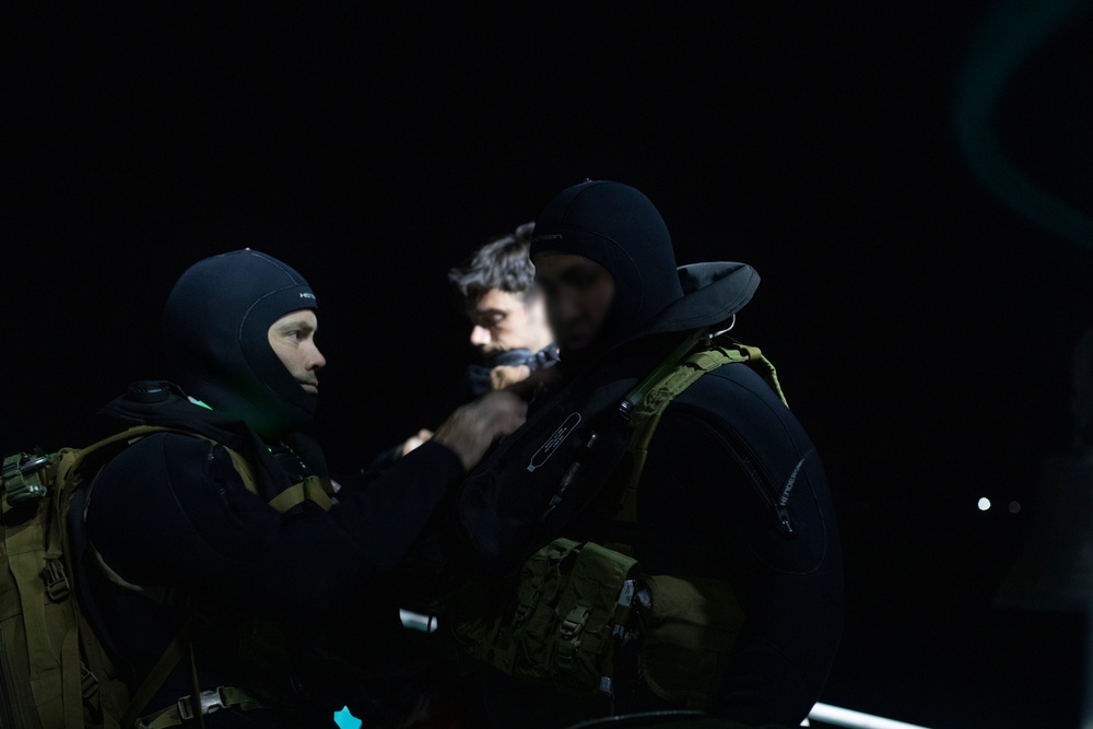 1st SFG (A) Green Berets perform maritime operations on Columbia River