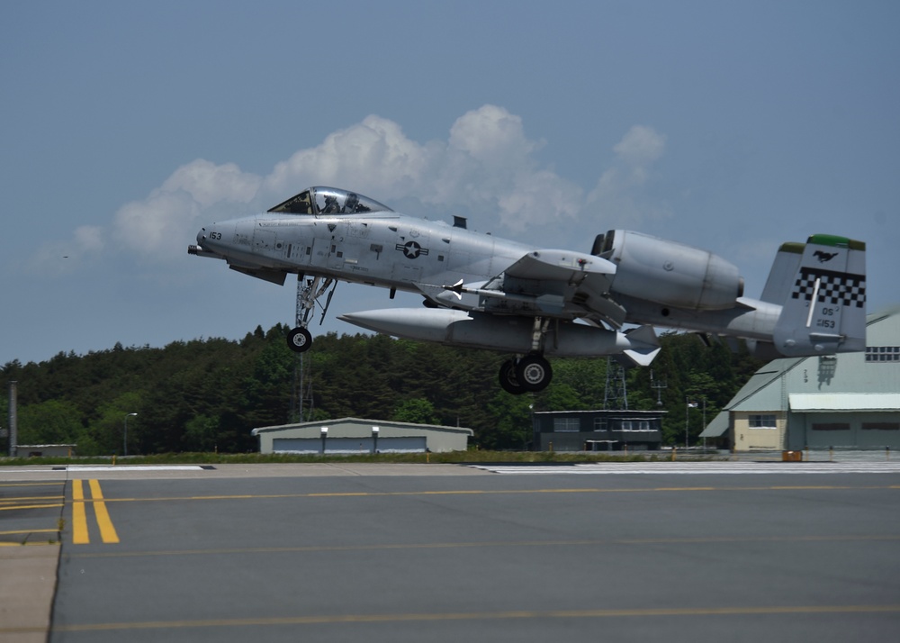 A-10s get gas and go - Pil Sung!