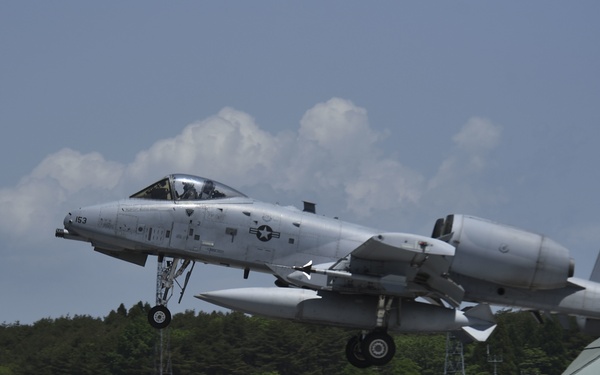 A-10s get gas and go - Pil Sung!