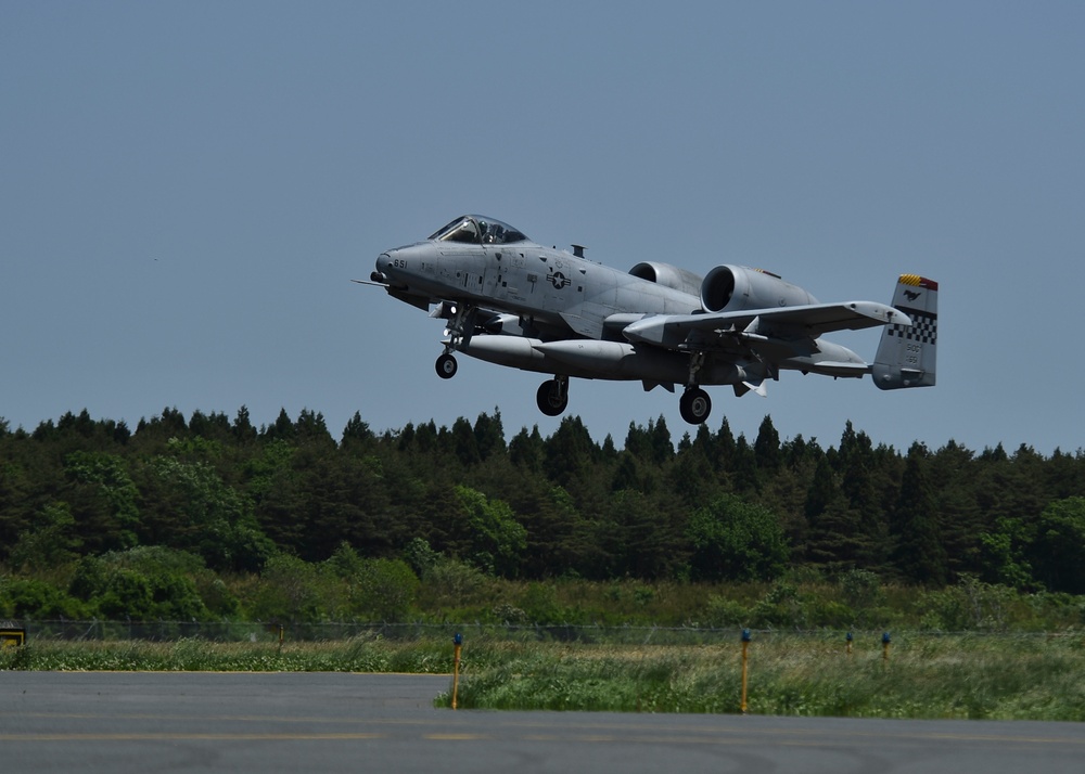 A-10s get gas and go - Pil Sung!