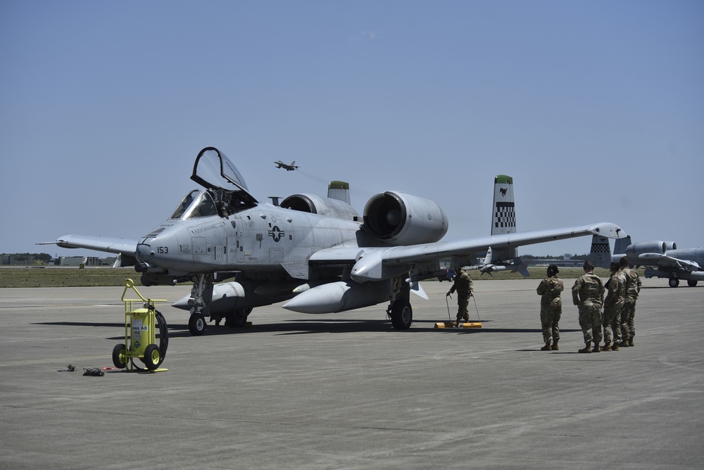A-10s get gas and go - Pil Sung!