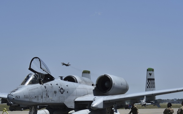 A-10s get gas and go - Pil Sung!