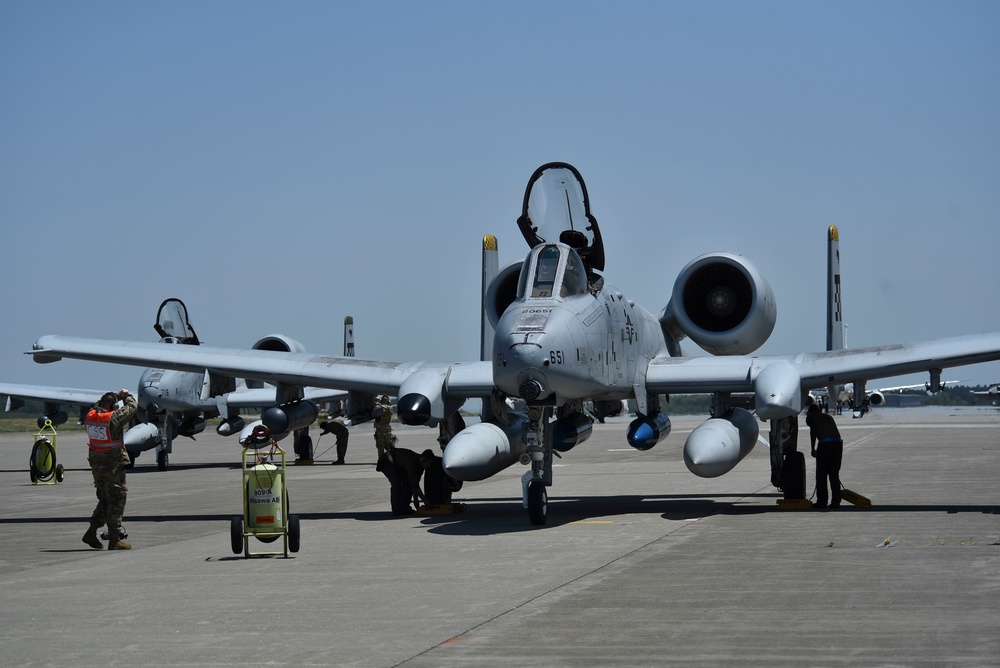 A-10s get gas and go - Pil Sung!