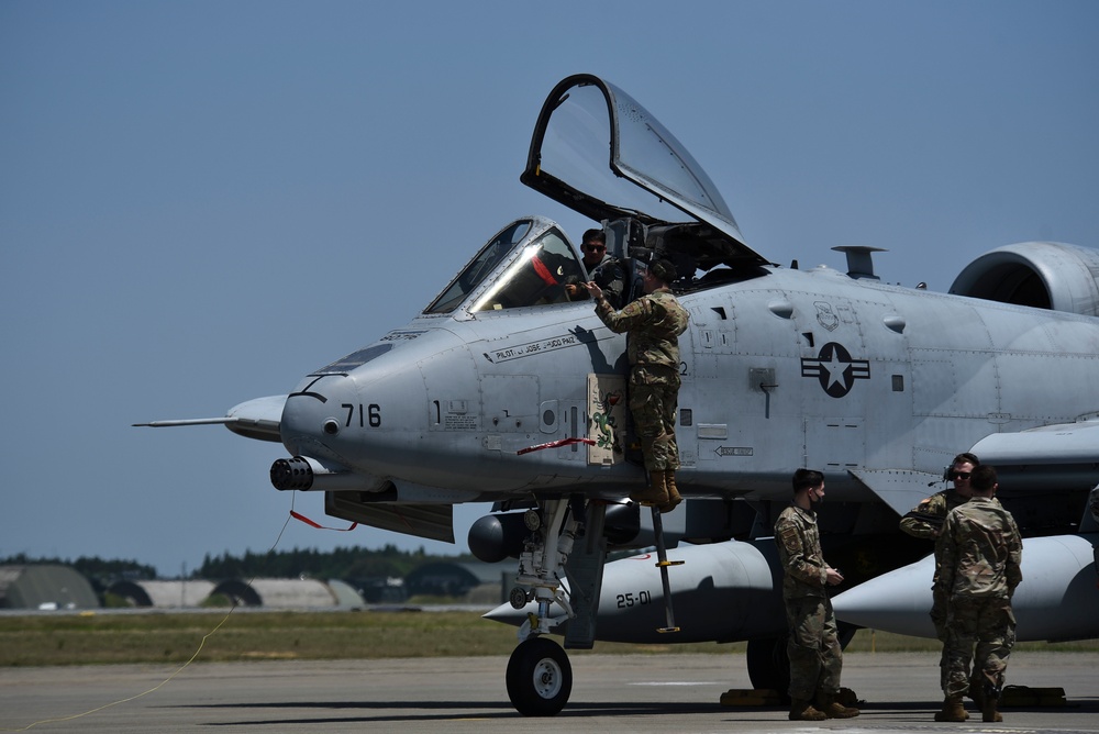 A-10s get gas and go - Pil Sung!