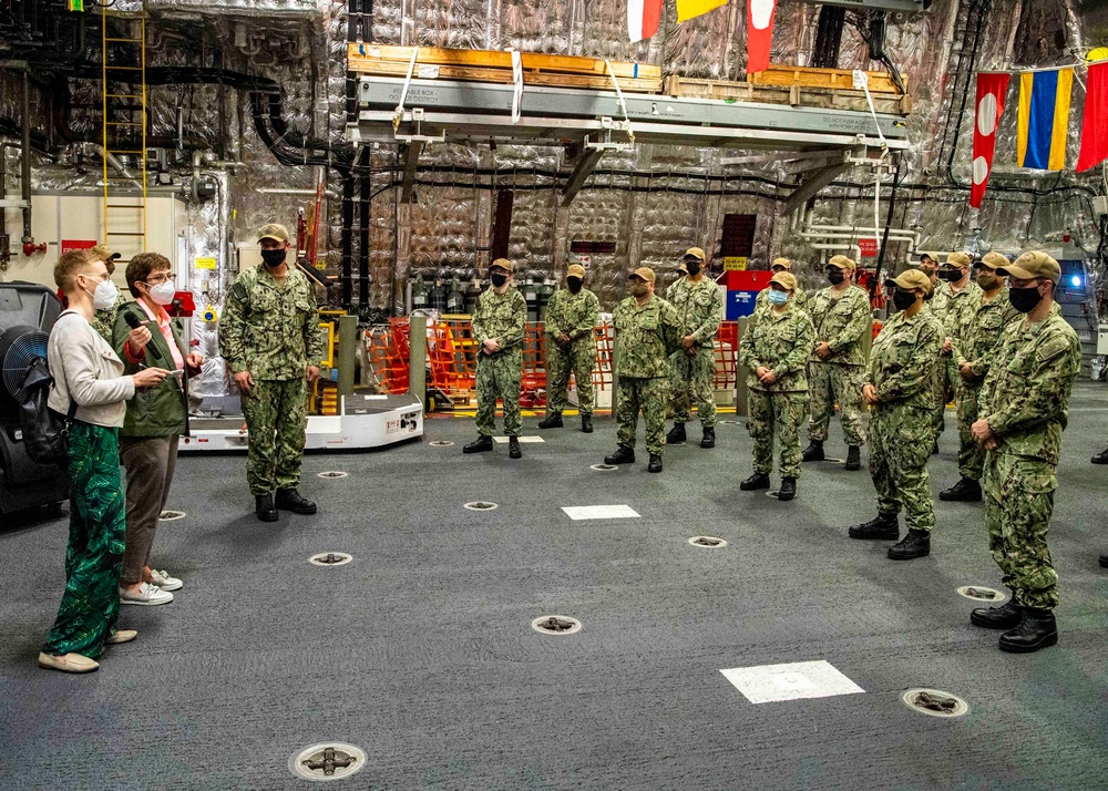 German Defense Minister visits USS Charleston (LCS 18)